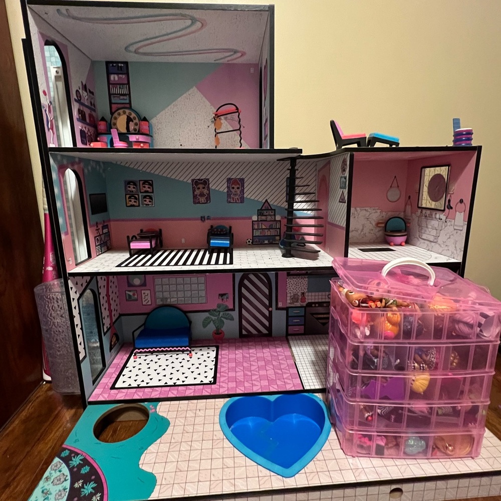 Lol dollhouse w/ dolls